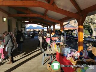 Photo de la bourse aux vêtements bourse aux jouets et marché de noël