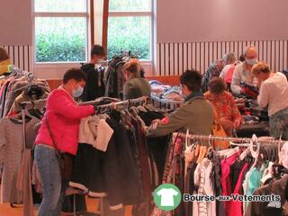 Photo de la bourse aux vêtements vide-armoire