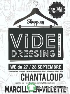 Photo de la bourse aux vêtements vide dressing automne hiver