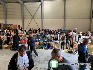 Photo de la bourse aux vêtements Vide dressing sous hangar